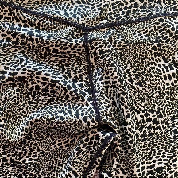 Nike โข One Tight Fit Leopard Print Mid-Rise 7/8 Leggings - Picture 9 of 12